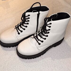 Qupid White Platform women’s Combat Boots, Side Zip, Size US9 EUC